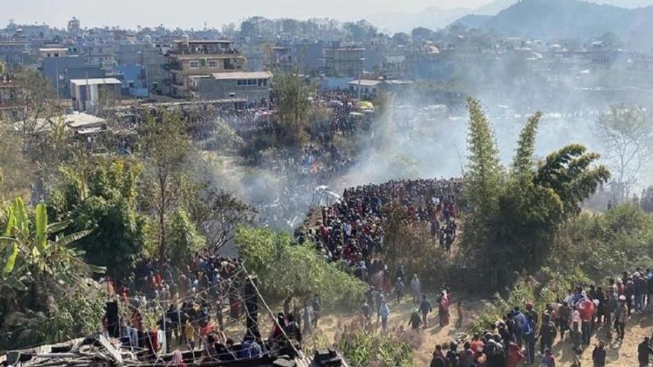 नेपाल में विमान हादसे के बाद जुटे लोग. (फोटो रॉयटर्स) नेपाल में विमान हादसे के बाद जुटे लोग. (फोटो रॉयटर्स)