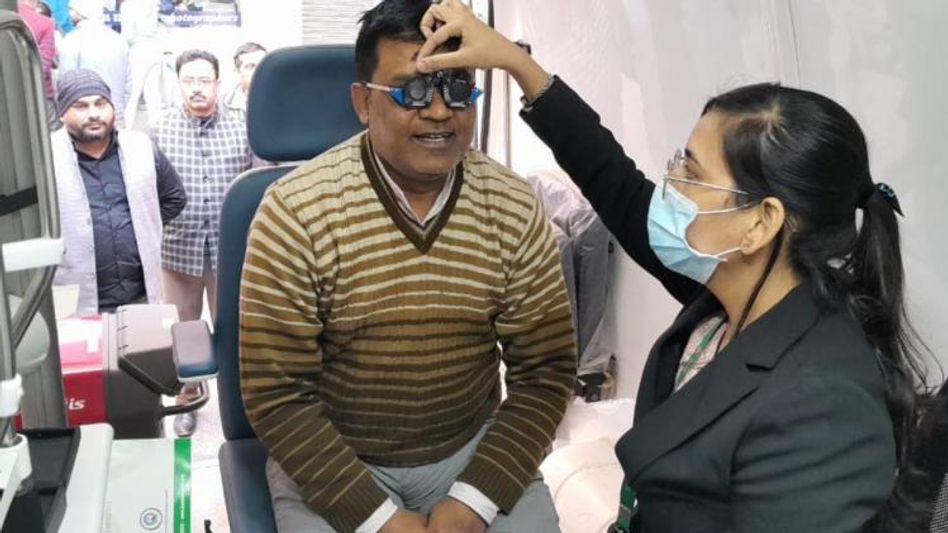 एक रिपोर्ट में खुलासा हुआ कि 50 फीसदी ट्रक ड्राइवरों की नजर कमजोर है एक रिपोर्ट में खुलासा हुआ कि 50 फीसदी ट्रक ड्राइवरों की नजर कमजोर है