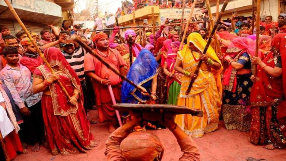 Lathmar Holi 2023: बरसान में धूमधाम से मनाई गई लट्ठमार होली, महिलाओं ने जमकर बरसाई पुरुषों पर लाठी, जानें कैसे शुरू हुई ये परंपरा - Lathmar Holi 2023 barsana ...