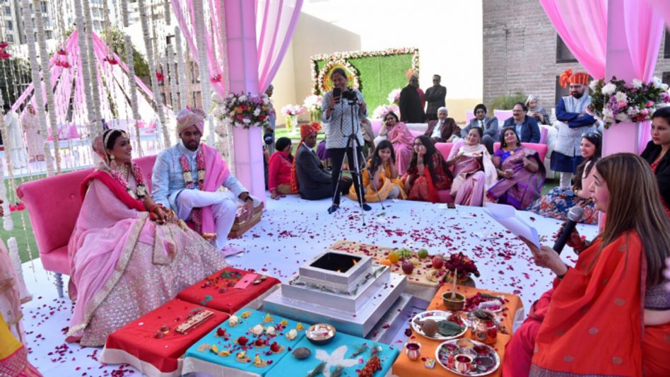 महिला पंडित ने दिलवाए फेरे महिला पंडित ने दिलवाए फेरे