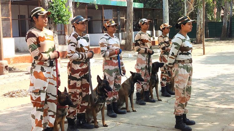 महिलाओं ने किया डॉग हैंडलर का कोर्स पूरा