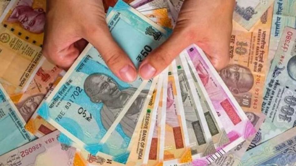 पीएफ खाताधारकों के खाते में पैसा बढ़कर आएगा. पीएफ खाताधारकों के खाते में पैसा बढ़कर आएगा.