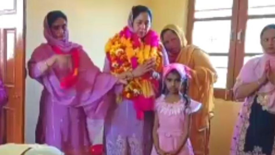 Woman sarpanch got award Woman sarpanch got award