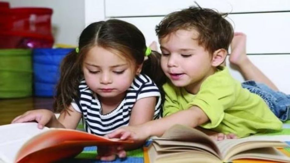 बच्चों में बुक्स पढ़ने की डालें आदत बच्चों में बुक्स पढ़ने की डालें आदत