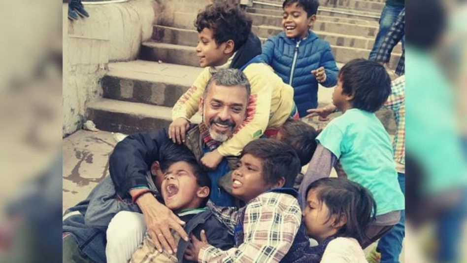 बच्चों के साथ चंद्र मिश्रा बच्चों के साथ चंद्र मिश्रा