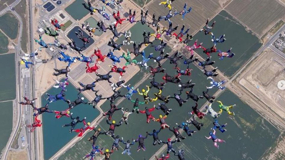 60 साल के इन 100 बुजुर्गों ने एक साथ की स्काईडाइविंग, तोड़े दो वर्ल्ड रिकॉर्ड 60 साल के इन 100 बुजुर्गों ने एक साथ की स्काईडाइविंग, तोड़े दो वर्ल्ड रिकॉर्ड