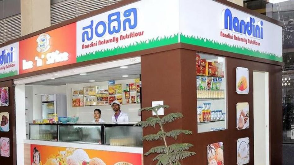 नंदिनी ब्रांड के लिए 22 हजार गांवों से दूध खरीदा जाता है (फाइल फोटो) नंदिनी ब्रांड के लिए 22 हजार गांवों से दूध खरीदा जाता है (फाइल फोटो)