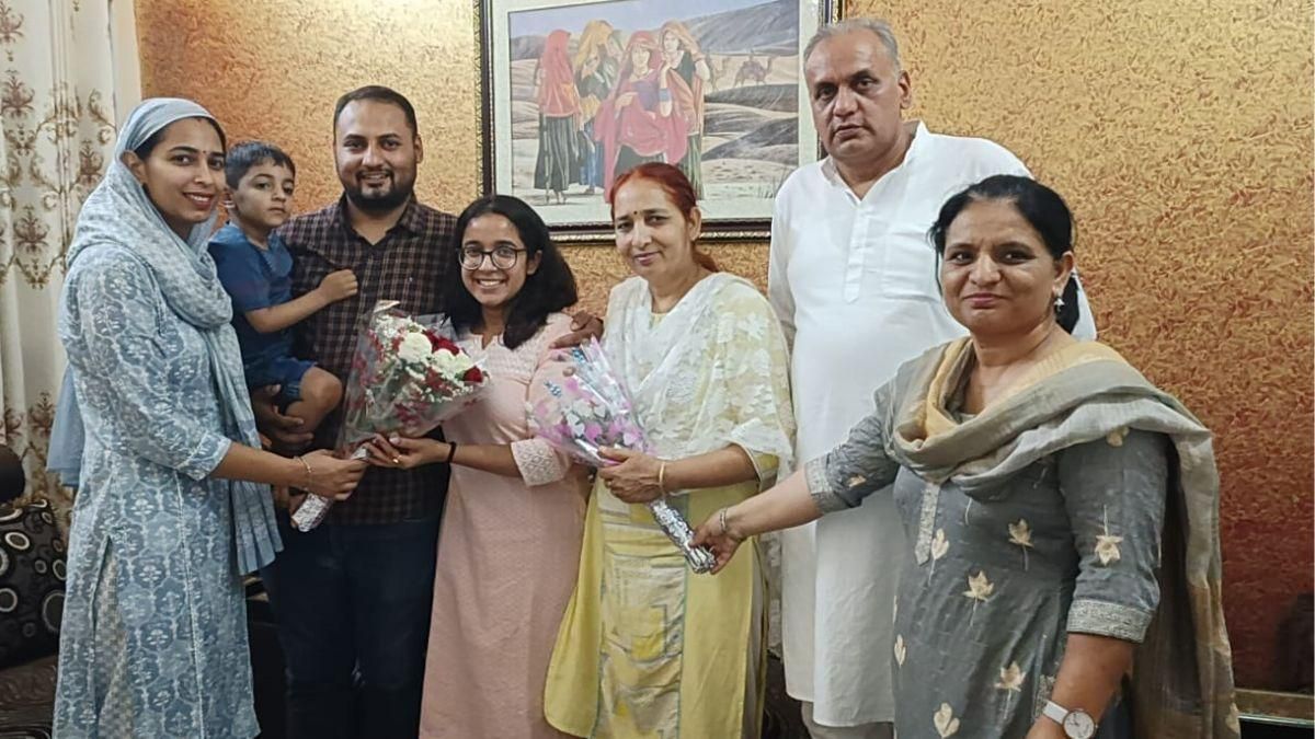 अपने परिजनों के साथ मानसी दहिया  अपने परिजनों के साथ मानसी दहिया