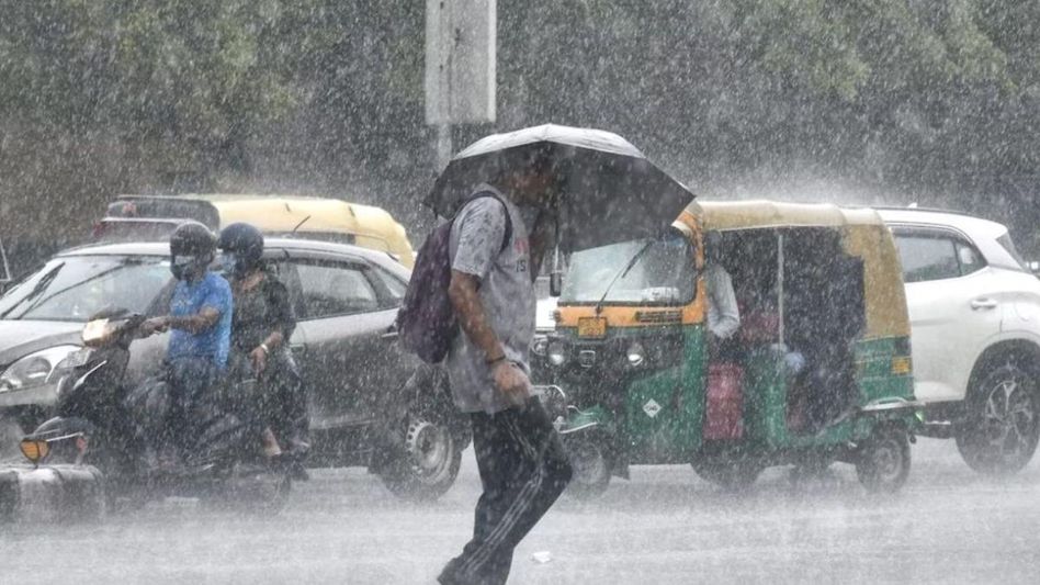Weather in Delhi-NCR: दिल्ली-एनसीआर में बदला मौसम का मिजाज, तेज हवा के साथ हुई बारिश, दृश्यता कम होने से उड़ानों पर असर - Rain with strong wind in Delhi NCR impact on