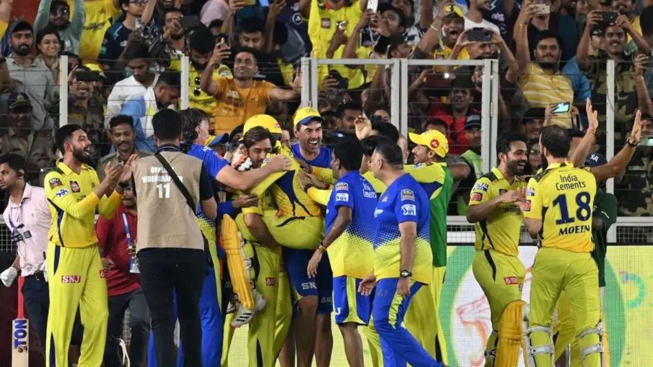 जीत के बाद खुशी जताते चेन्नई के खिलाड़ी जीत के बाद खुशी जताते चेन्नई के खिलाड़ी