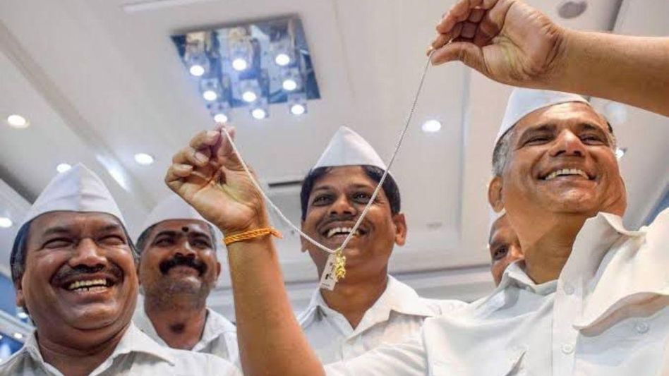 Mumbai Dabbawalas buying gifts Mumbai Dabbawalas buying gifts