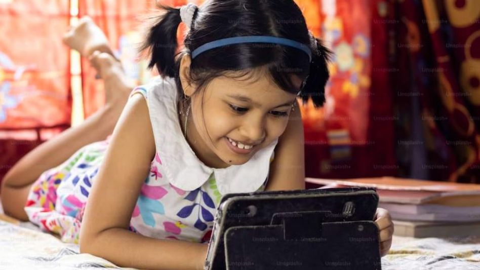 Child using phone (Representative Image/Unsplash) Child using phone (Representative Image/Unsplash)