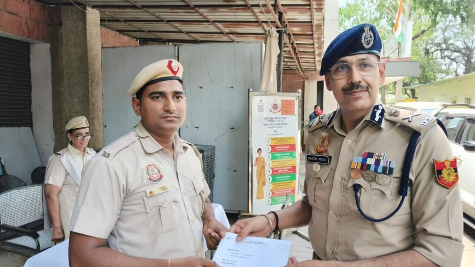 दिल्ली पुलिस के सिपाही विवेक को किया गया सम्मानित दिल्ली पुलिस के सिपाही विवेक को किया गया सम्मानित