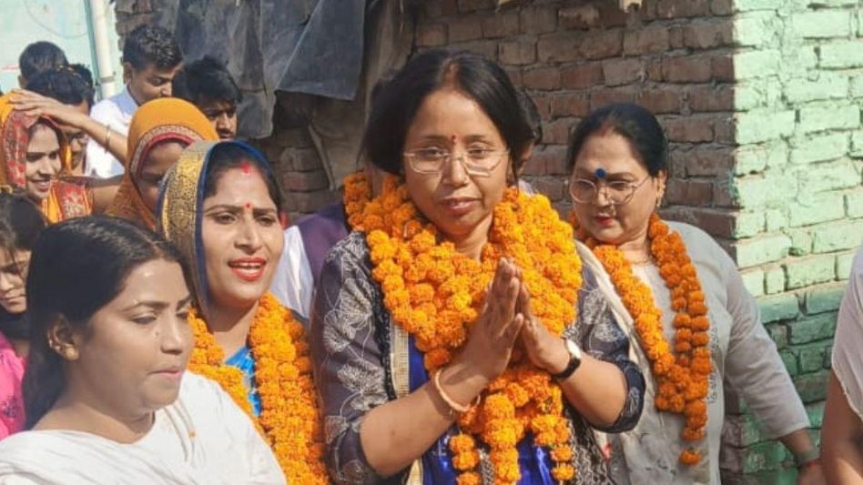 आगरा मेयर चुनाव में बीएसपी की उम्मीदवार लता वाल्मीकि (Photo/Twitter) आगरा मेयर चुनाव में बीएसपी की उम्मीदवार लता वाल्मीकि (Photo/Twitter)