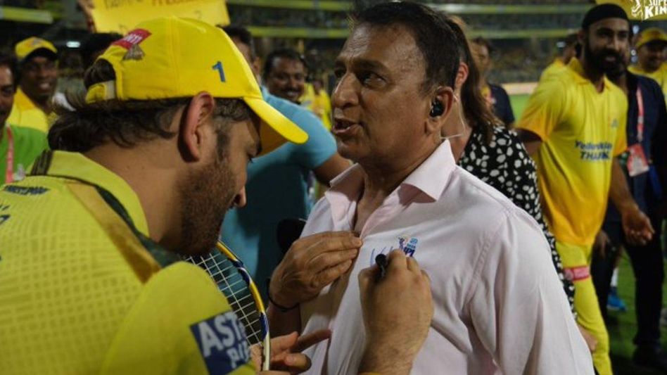 सुनील गावस्कर ने एमएस धोनी का ऑटोग्राफ लिया (Photo/Twitter) सुनील गावस्कर ने एमएस धोनी का ऑटोग्राफ लिया (Photo/Twitter)