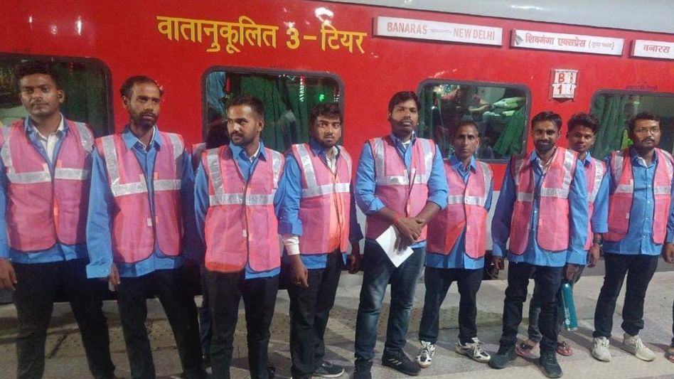 भारतीय रेलवे ने ट्रेन में कोच अटेंडेंट और एसी मैकेनिक के लिए ड्रेस कोड लागू किया भारतीय रेलवे ने ट्रेन में कोच अटेंडेंट और एसी मैकेनिक के लिए ड्रेस कोड लागू किया