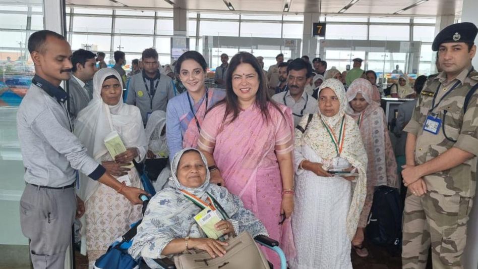 पहली बार बिना महरम हज यात्रा पर जा रही हैं महिलाएं पहली बार बिना महरम हज यात्रा पर जा रही हैं महिलाएं