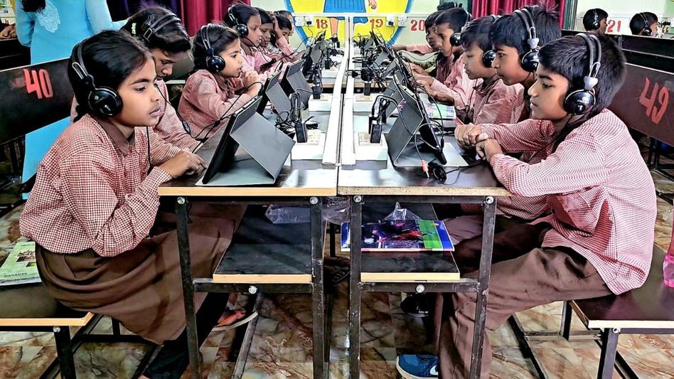 यूपी के सरकारी स्कूल में टेबलेट के माध्यम से पढ़ रहे हैं बच्चे यूपी के सरकारी स्कूल में टेबलेट के माध्यम से पढ़ रहे हैं बच्चे