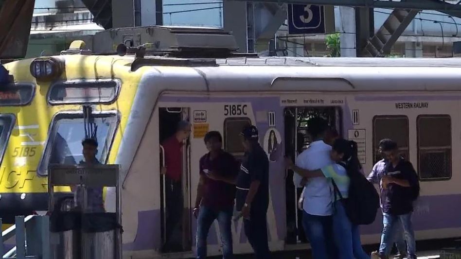 वेस्टर्न रेलवे ने खार रेलवे स्टेशन पर लगाई गईं पवन चक्कियां वेस्टर्न रेलवे ने खार रेलवे स्टेशन पर लगाई गईं पवन चक्कियां