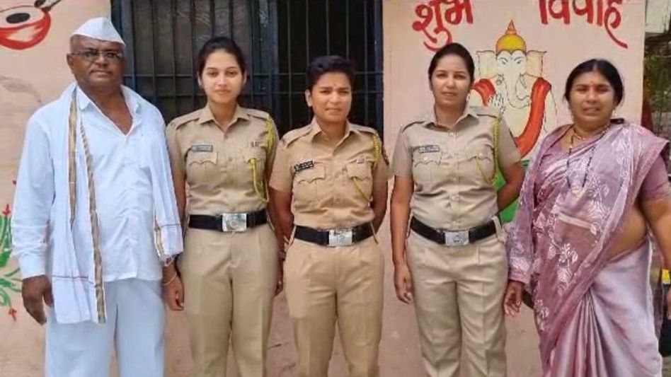 महाराष्ट्र में गन्ना किसान की तीन बेटियां पुलिस में भर्ती हुईं महाराष्ट्र में गन्ना किसान की तीन बेटियां पुलिस में भर्ती हुईं