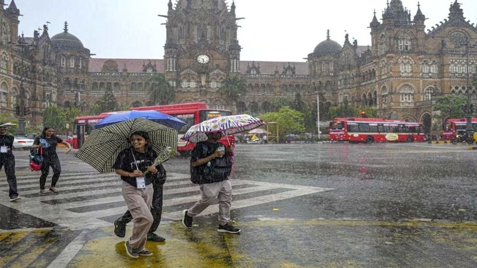 मुंबई में बारिश के बाद मौसम हुआ सुहाना (फोटो पीटीआई) मुंबई में बारिश के बाद मौसम हुआ सुहाना (फोटो पीटीआई)
