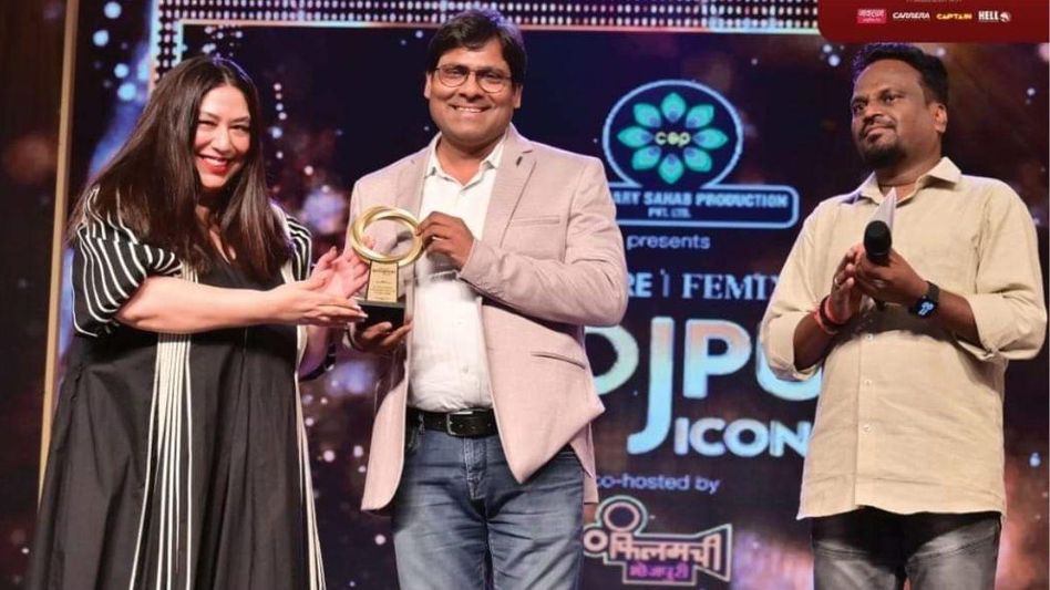 फिल्मफेयर और फेमिना ने मनोज भावुक को किया सम्मानित फिल्मफेयर और फेमिना ने मनोज भावुक को किया सम्मानित