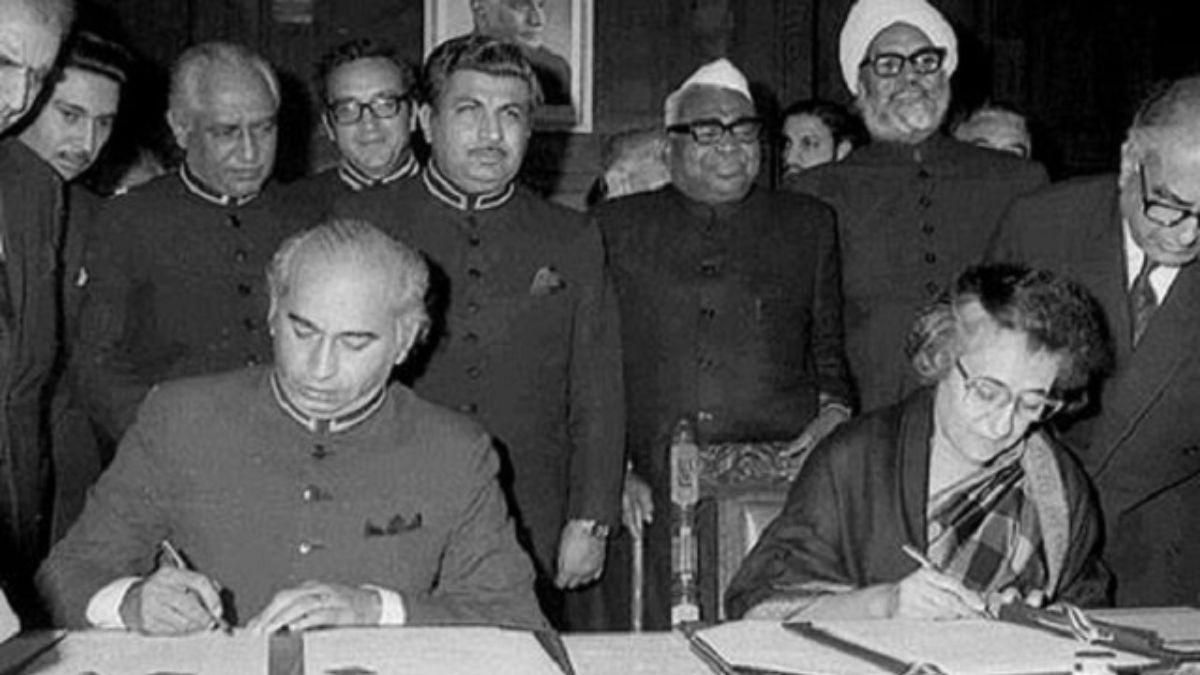 शिमला समझौता पर हस्ताक्षर करतीं इंदिरा गांधी (फाइल फोटो)