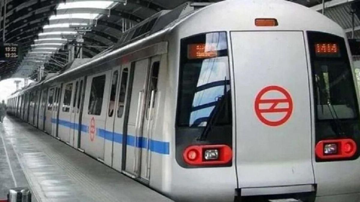 दिल्ली मेट्रो में 2 बोतल शराब ले जाने का नियम बदल सकता है दिल्ली मेट्रो में 2 बोतल शराब ले जाने का नियम बदल सकता है