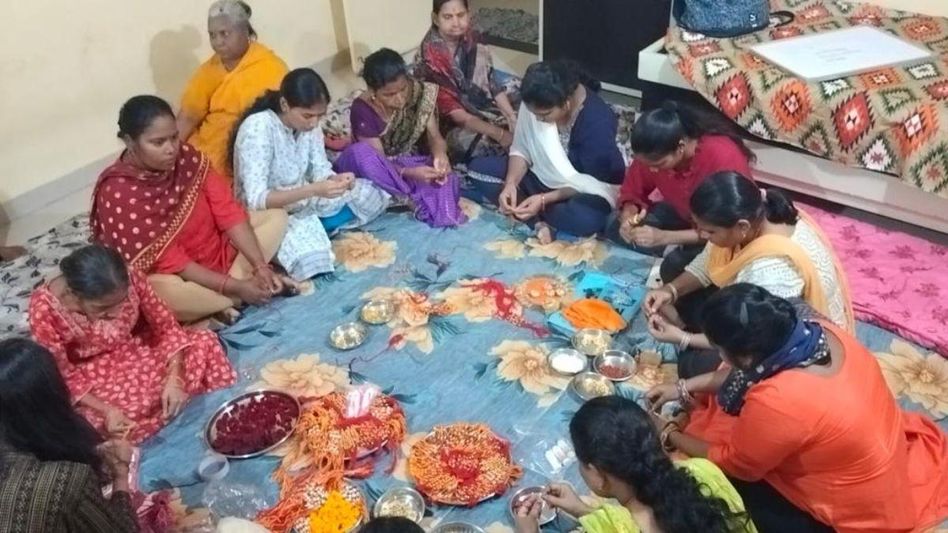 राखी बनातीं महिलाएं राखी बनातीं महिलाएं