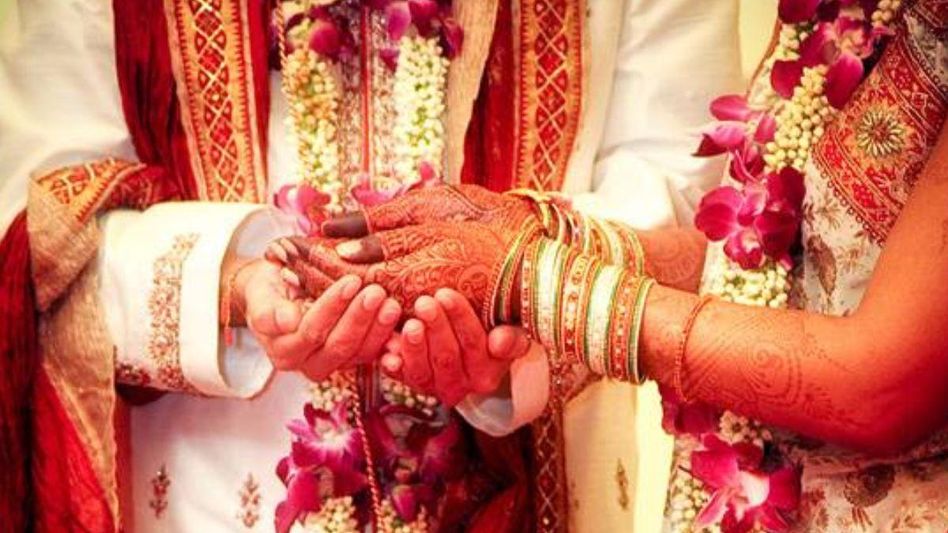 गुजरात सरकार लव मैरिज के लिए माता-पिता की सहमति अनिवार्य बनाने की संभावना तलाशेगी गुजरात सरकार लव मैरिज के लिए माता-पिता की सहमति अनिवार्य बनाने की संभावना तलाशेगी