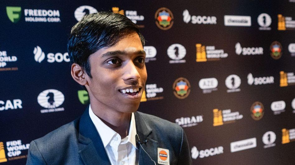 फिडे वर्ल्ड कप शतरंज टूर्नामेंट के फाइनल में प्रज्ञानंद को हार का सामना करना पड़ा (Photo/Twitter) फिडे वर्ल्ड कप शतरंज टूर्नामेंट के फाइनल में प्रज्ञानंद को हार का सामना करना पड़ा (Photo/Twitter)