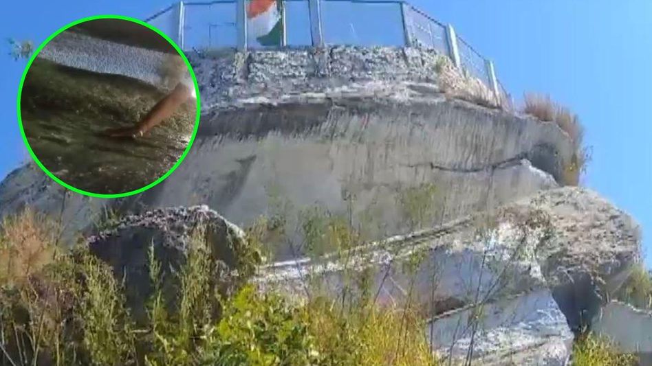 अल्मोड़ा में एक रहस्यमयी पत्थर है, जिसपर थपथपाने से थाली बजाने जैसी आवाज आती है अल्मोड़ा में एक रहस्यमयी पत्थर है, जिसपर थपथपाने से थाली बजाने जैसी आवाज आती है