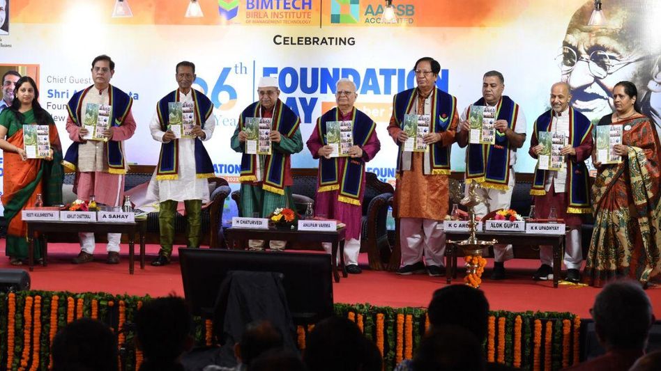 बिमटेक के स्थापना दिवस समारोह के मौके पर डायरेक्टर डॉ. हरिवंश चतुर्वेदी, मुख्यातिथि अंशू गुप्ता व अन्य बिमटेक के स्थापना दिवस समारोह के मौके पर डायरेक्टर डॉ. हरिवंश चतुर्वेदी, मुख्यातिथि अंशू गुप्ता व अन्य