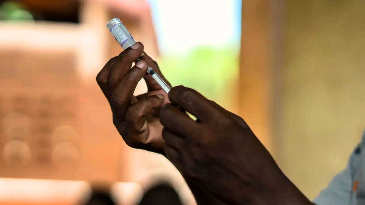 सस्ती और ज्यादा असरदार होगी मलेरिया की नई वैक्सीन! ऑक्सफोर्ड की R21 ...