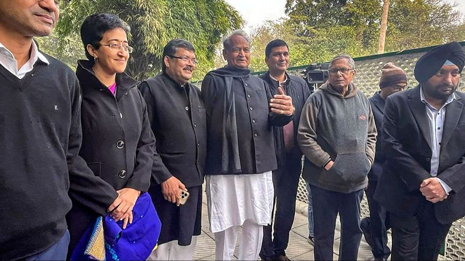 Congress Leader Mukul Wasnik, Ashok Gehlot, DPCC President Arvinder Singh Lovely with AAP leaders Atishi and Saurabh Bhardwaj Congress Leader Mukul Wasnik, Ashok Gehlot, DPCC President Arvinder Singh Lovely with AAP leaders Atishi and Saurabh Bhardwaj