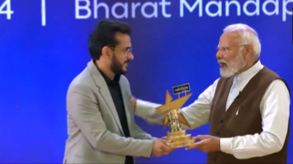 PM Modi presents the Celebrity Creator of the Year award to Aman Gupta PM Modi presents the Celebrity Creator of the Year award to Aman Gupta