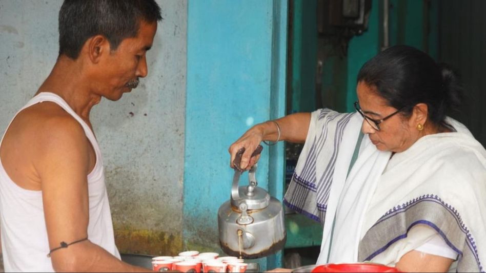 Mamata Banerjee herself made tea at the tea stall in Jalpaiguri (Photo: X/@AITCofficial) Mamata Banerjee herself made tea at the tea stall in Jalpaiguri (Photo: X/@AITCofficial)
