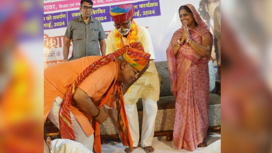 शिक्षक के पैर छूते राजस्थान के शिक्षामंत्री. शिक्षक के पैर छूते राजस्थान के शिक्षामंत्री.