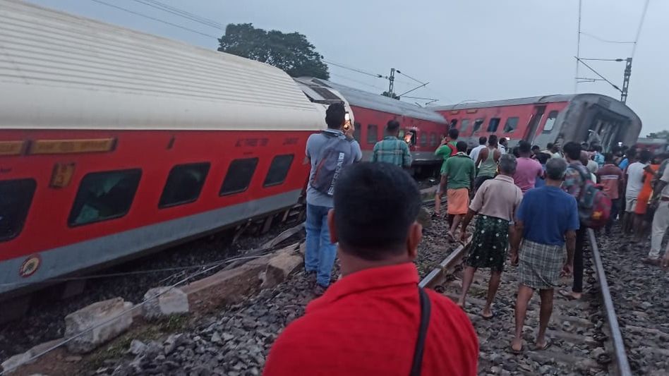 Mumbai-Howrah Mail derail in Jharkhand Mumbai-Howrah Mail derail in Jharkhand