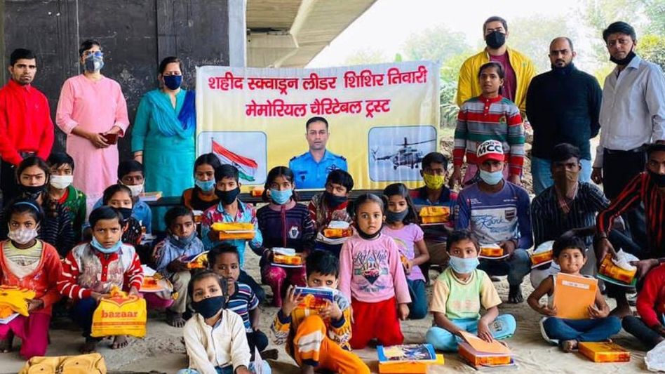 Teaching slum kids for free (Photo: Facebook) Teaching slum kids for free (Photo: Facebook)
