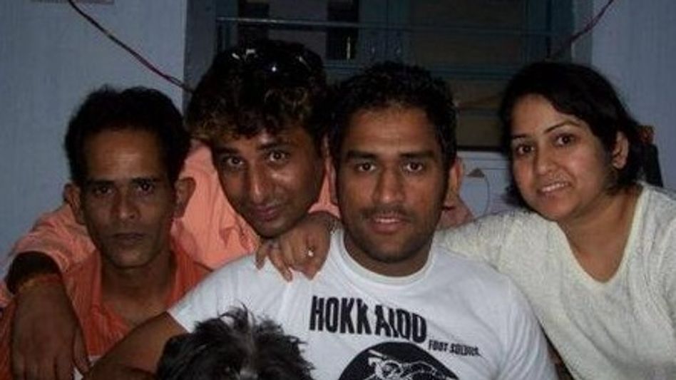 MS Dhoni with his sister Jayanti, brother Narendra and brother in law Gautam Gupta (Photo: X.com/@imDhoni_fc) MS Dhoni with his sister Jayanti, brother Narendra and brother in law Gautam Gupta (Photo: X.com/@imDhoni_fc)