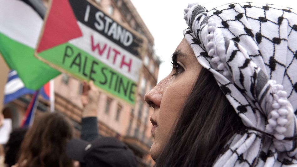 Origins of the Keffiyeh (Image/GettyImages) Origins of the Keffiyeh (Image/GettyImages)