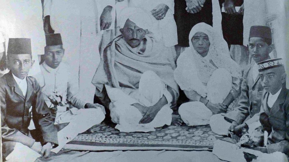 Mohandas Karamchand Gandhi and Kasturba (Photo/Getty Images) Mohandas Karamchand Gandhi and Kasturba (Photo/Getty Images)