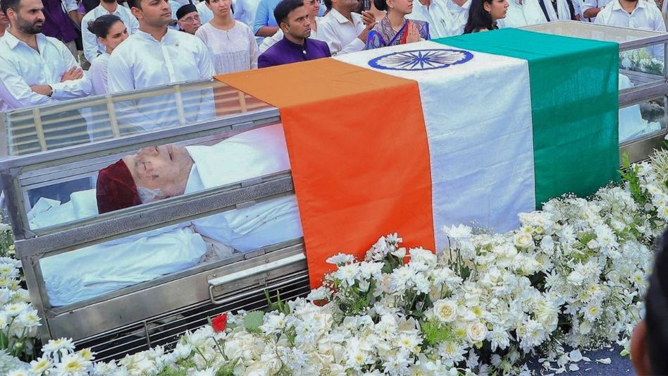 Ratan Tata: रतन टाटा का पार्थिव शरीर नहीं छोड़ा गया गिद्धों के लिए... नहीं ले जाया गया टॉवर ऑफ साइलेंस... पारसी धर्म से क्यों नहीं हुआ अंतिम ...
