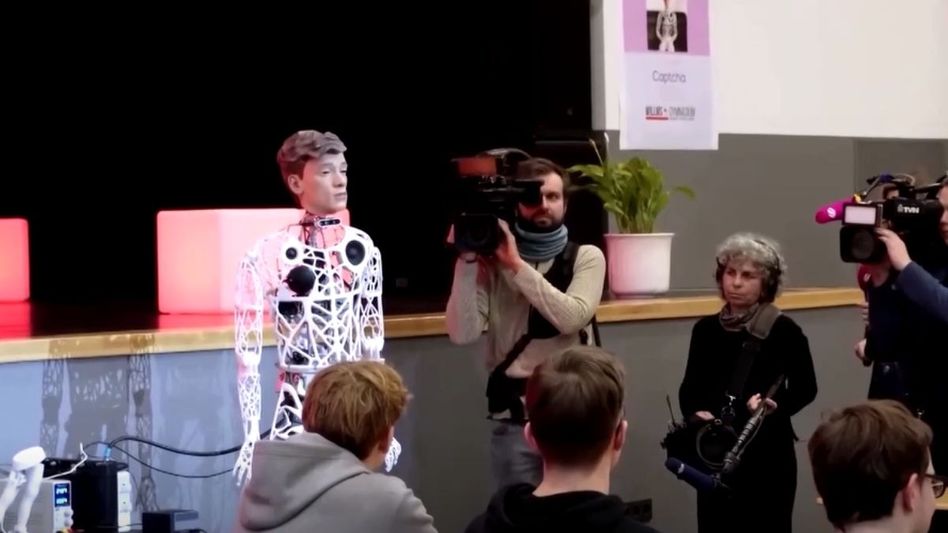 ROBOT IN CLASS ROBOT IN CLASS