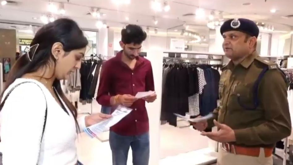 इंदौर में साइबर अपराध के खिलाफ पुलिस का जागरूकता अभियान इंदौर में साइबर अपराध के खिलाफ पुलिस का जागरूकता अभियान