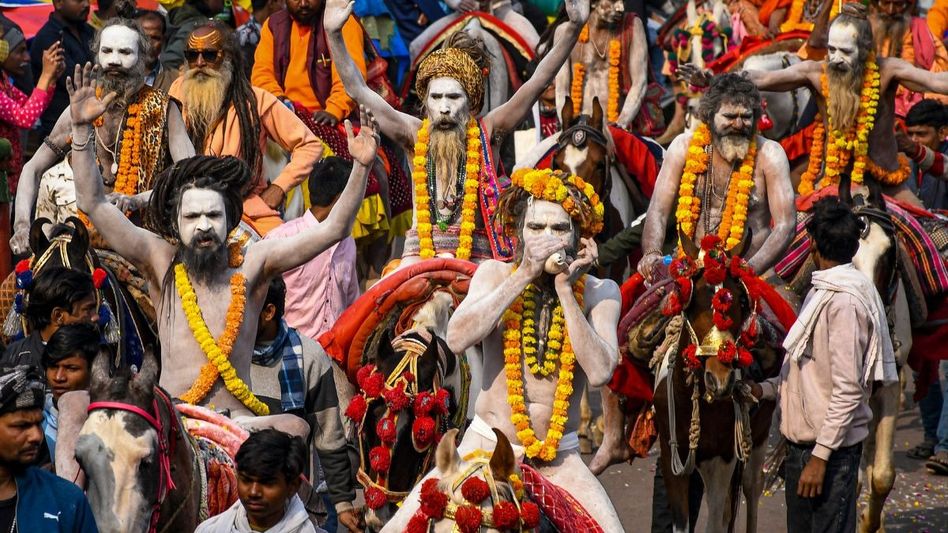 Naga Sadhu: महाकुंभ में कहां से आते हैं नागा साधु, क्या है इनकी परंपरा और कैसी है इनकी रहस्यमयी दुनिया, यहां जानिए पूरी कहानी - kumbh mela 2025 unveiling the ...