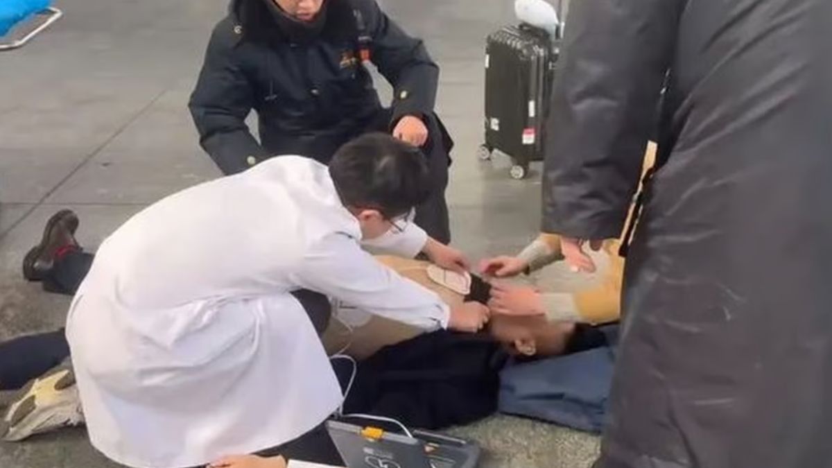 China man collapsed from a heart attack: Photo: QQ.com China man collapsed from a heart attack: Photo: QQ.com