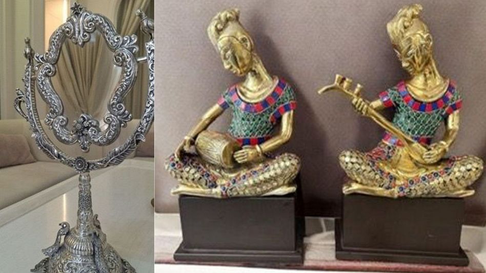 PM Modi gave a gift to the President of France and his wife PM Modi gave a gift to the President of France and his wife