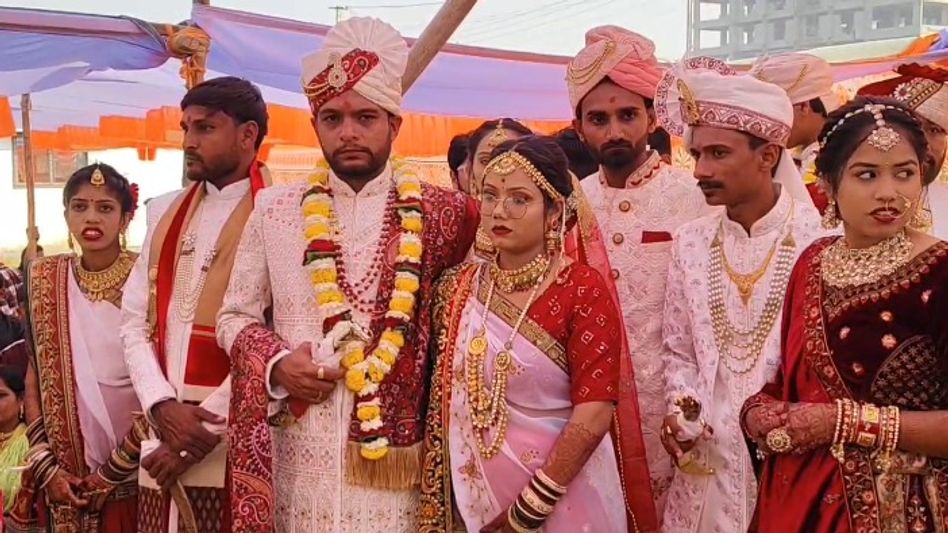 पुलिस ने हालात संभालकर शादी समारोह संपन्न किया. पुलिस ने हालात संभालकर शादी समारोह संपन्न किया.